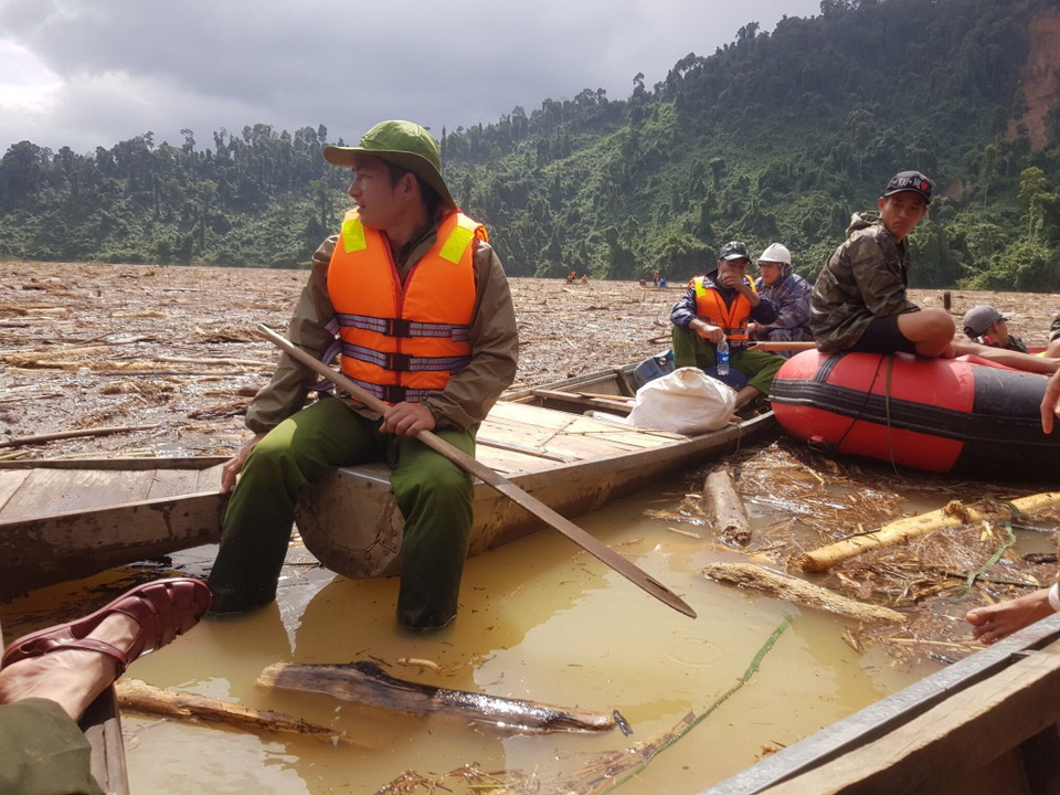 Lực lượng cứu hộ tình nguyện phối hợp dùng 20 phương tiện tổ chức tìm kiếm trên sông Leng và lòng hồ sông Tranh 2, có diện tích hơn 200ha mặt nước. . (Ảnh: Trần Tĩnh/TTXVN)