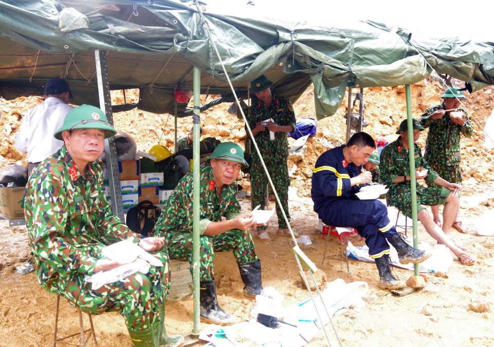 Lực lượng cứu hộ quyết tâm vượt qua mọi khó khăn để đẩy nhanh quá trình tìm kiếm. (Ảnh: TTXVN phát)