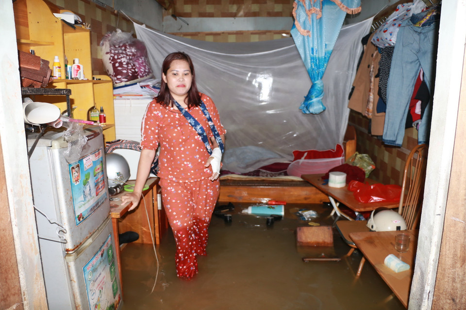 Do nước lũ lên quá nhanh nên các giáo viên trường Mầm non Thanh Hà, huyện Thanh Chương không kịp trở tay, mọi đồ dùng đều bị ngập. (Ảnh: Bích Huệ/TTXVN)