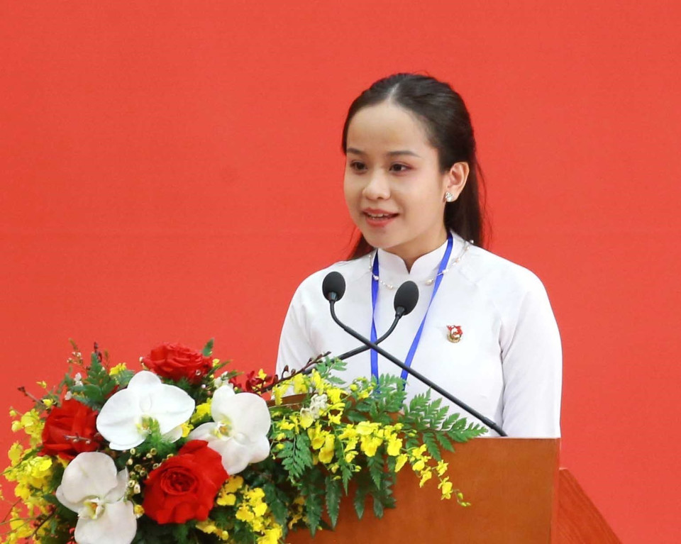 Em Lê Nguyệt Quỳnh, học sinh trường THPT Chuyên ngữ thuộc Đại học Ngoại ngữ (Đại học Quốc gia Hà Nội) phát biểu tại buổi gặp gỡ nhân sỹ hữu nghị và thế hệ trẻ Việt Nam-Trung Quốc. (Ảnh: Phương Hoa/ TTXVN)