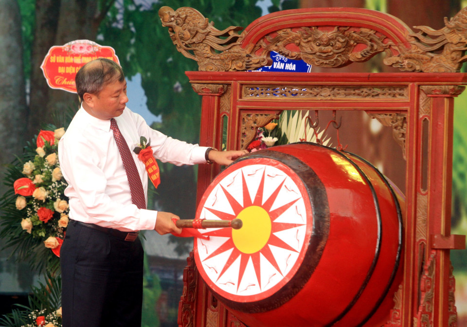 Bí thư Huyện ủy Vũ Thư Nguyễn Quang Anh đánh trống khai hội chùa Keo mùa thu năm 2022. (Ảnh: Thế Duyệt/TTXVN)