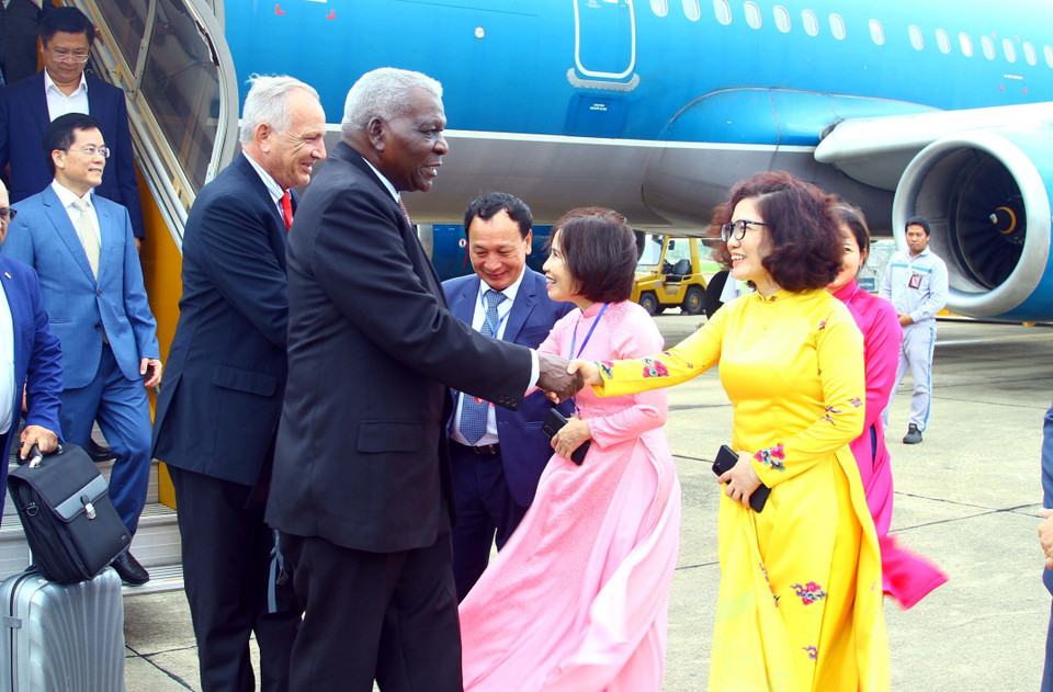 Lãnh đạo tỉnh Quảng Bình đón Chủ tịch Quốc hội Chính quyền Nhân dân Cộng hòa Cuba Esteban Lazo Hernandez tại Sân bay Đồng Hới. (Ảnh: Tá Chuyên/TTTXVN)