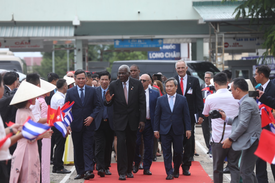 Ủy viên Bộ Chính trị, Chủ tịch Quốc hội Chính quyền Nhân dân Cuba Esteban Lazo Hernandez đến thăm và làm việc tại Bệnh viện Việt Nam-Cuba (Quảng Bình). (Ảnh: Minh Quyết/TTXVN)