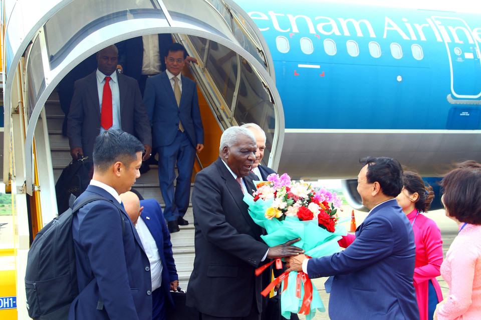 Lãnh đạo tỉnh Quảng Bình đón Chủ tịch Quốc hội Chính quyền Nhân dân Cộng hòa Cuba Esteban Lazo Hernandez tại Sân bay Đồng Hới. (Ảnh: Tá Chuyên/TTTXVN)