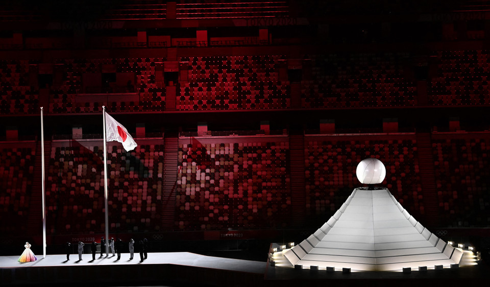Lễ thượng cờ Nhật Bản tại lễ khai mạc Olympic Tokyo 2020 trên sân vận động Olympic ở thủ đô Tokyo, Nhật Bản. ( Ảnh: AFP/TTXVN)