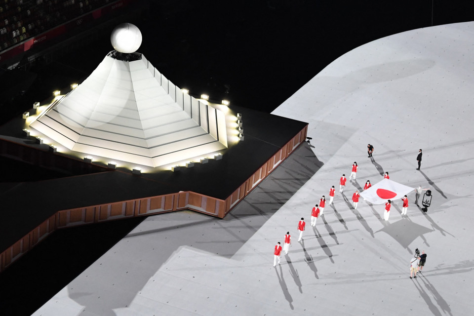 Quang cảnh lễ thượng cờ Nhật Bản nhìn từ trên cao. (Ảnh: AFP/TTXVN)