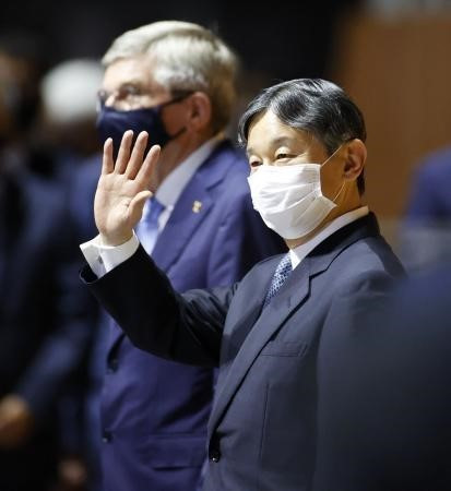 Nhật hoàng Naruhito (phải) và Chủ tịch Ủy ban Olympic quốc tế (IOC) dự lễ khai mạc Olympic Tokyo 2020 trên sân vận động Olympic ở thủ đô Tokyo, Nhật Bản, ngày 23/7/2021. (Ảnh: Kyodo/TTXVN)