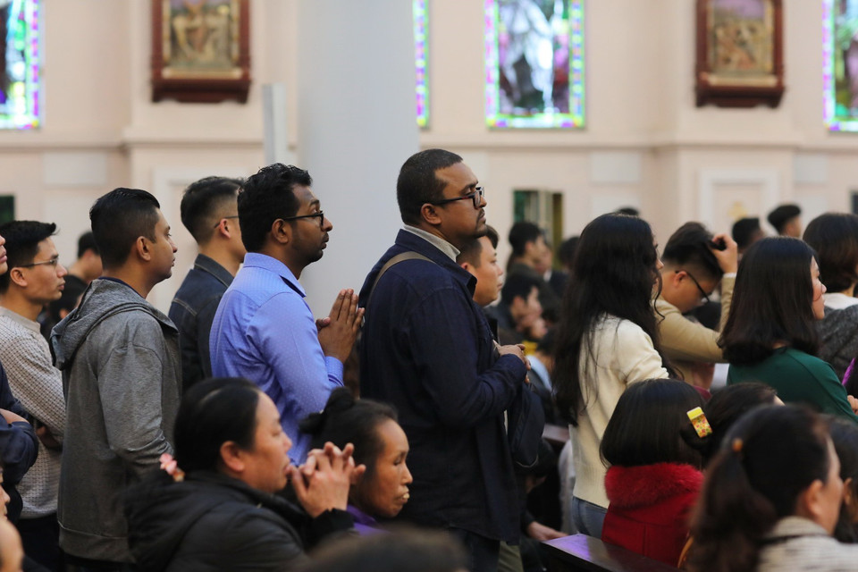 Người nước ngoài đến đón Giáng sinh tại Nhà thờ Cửa Bắc, Hà Nội. (Ảnh: Thành Đạt/TTXVN)