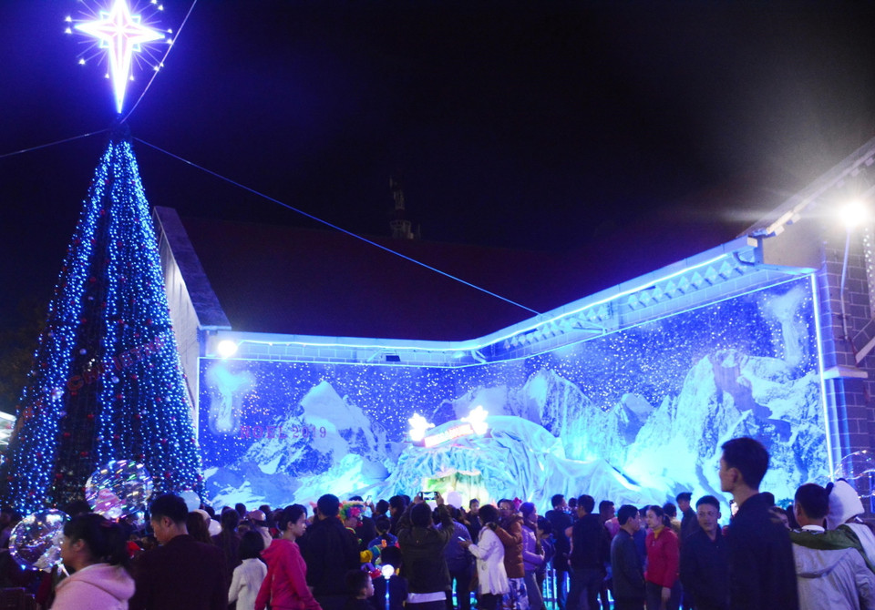 Đông đảo người dân tập trung tại Nhà thờ Thánh Tâm, thành phố Buôn Ma Thuột. (Ảnh: Tuấn Anh/TTXVN)