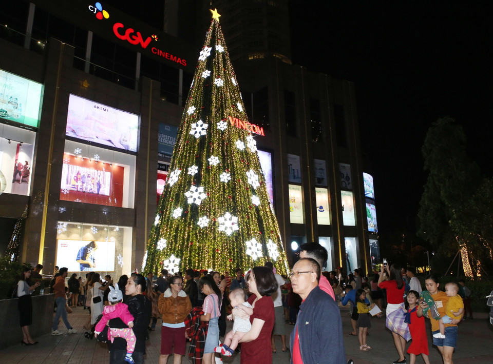 Người dân và du khách tại Đà Nẵng đến các Trung tâm thương mại để vui đón Giáng sinh năm 2019 . (Ảnh: Trần Lê Lâm/TTXVN)