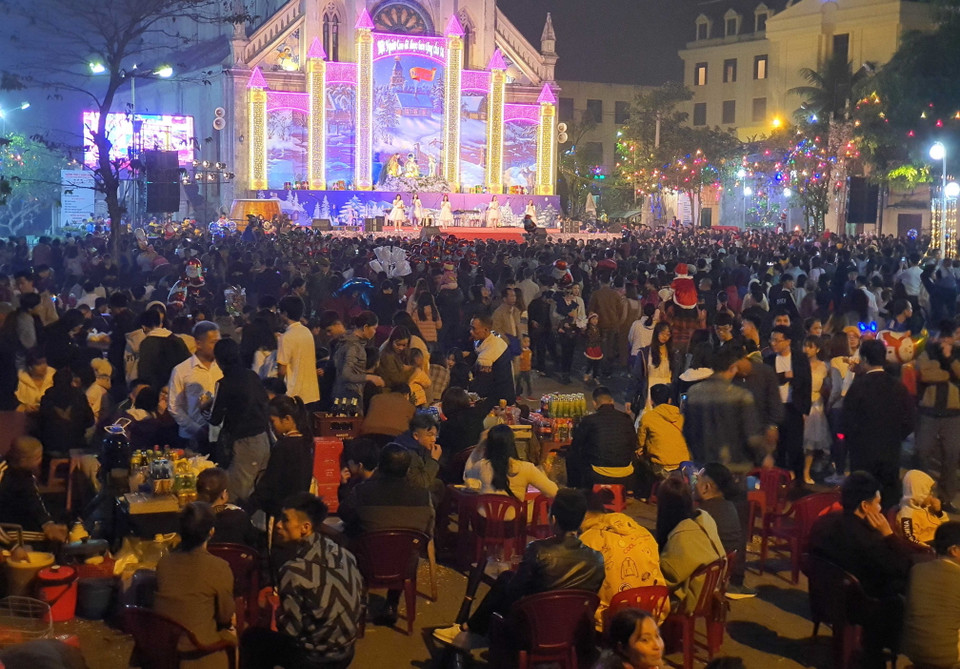 Đồng bào công giáo có mặt tại nhà thờ lớn tỉnh Nam Định để đón Giáng sinh. (Ảnh: Công Luật/TTXVN)