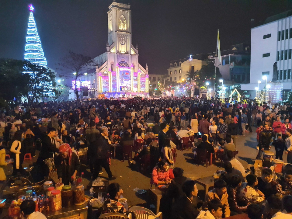 Đồng bào công giáo có mặt tại nhà thờ lớn tỉnh Nam Định để đón Giáng sinh. (Ảnh: Công Luật/TTXVN)