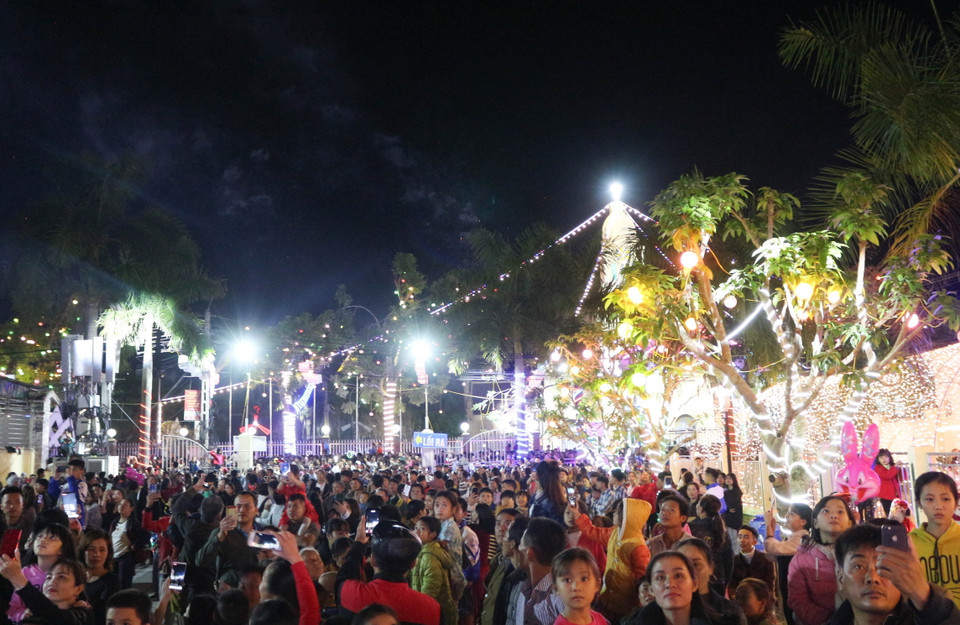 Người dân đón Giáng sinh ở giáo xứ Nghi Lộc. (Ảnh: Nguyễn Oanh/TTXVN)