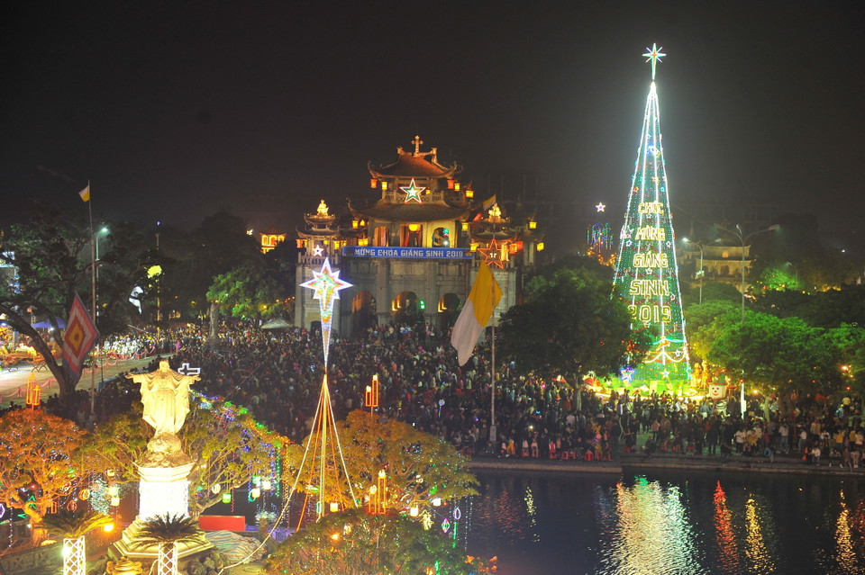 Người dân tập trung tại Nhà thờ đá Phát Diệm, huyện Kim Sơn. (Ảnh: Minh Đức/TTXVN)