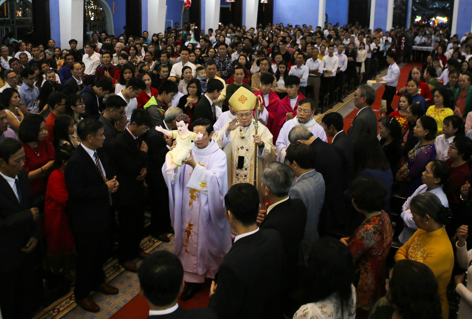 Lễ đón Tổng Giám mục Giuse Nguyễn Chí Linh, Tổng Giáo phận Huế, Chủ tịch Hội đồng Giám mục Việt Nam tại Nhà thờ Dòng Chúa cứu thế. (Ảnh: Hồ Cầu/TTXVN)