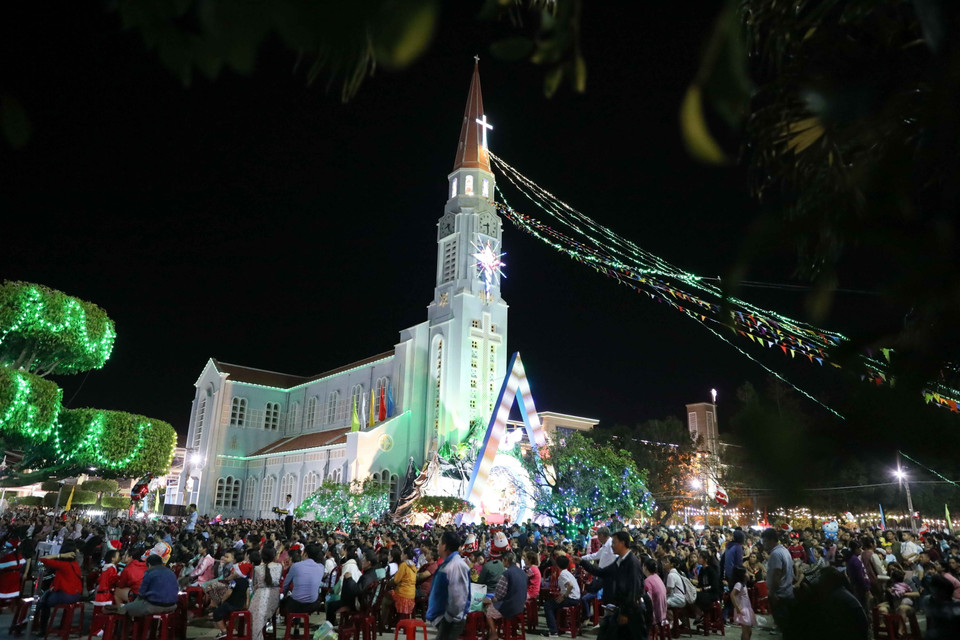 Nhà thờ Chính tòa Quy Nhơn rực rỡ trong đêm Giáng sinh. (Ảnh: Thanh Tùng/TTXVN)