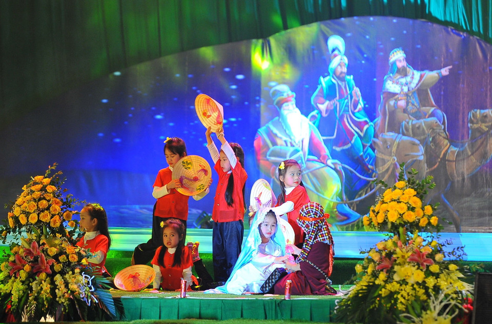 Tiết mục múa hát chào đón Giáng sinh 2019 tại Nhà thờ đá Phát Diệm, huyện Kim Sơn. (Ảnh: Minh Đức/TTXVN)