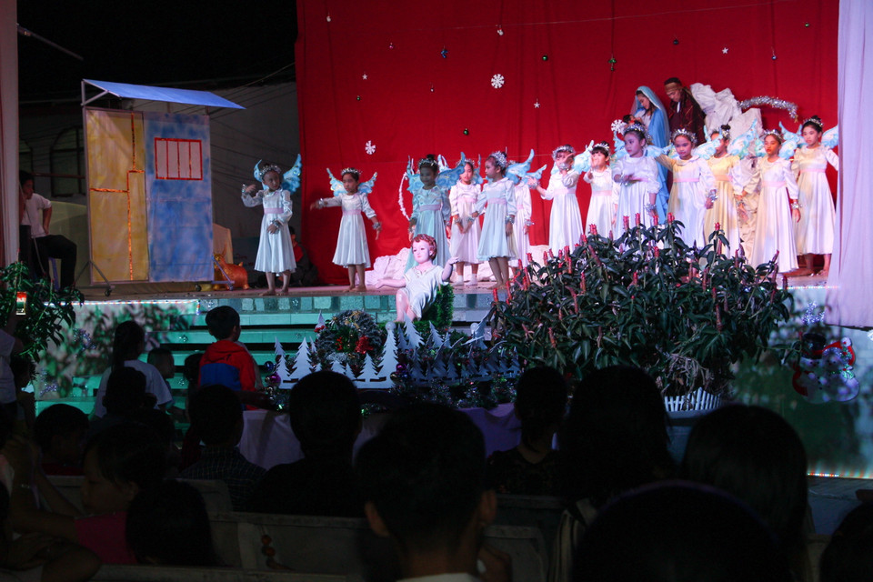 Tiết mục văn nghệ mừng Giáng sinh tại nhà thờ Vị Tín, phường 4, thành phố Vị Thanh. (Ảnh: Hồng Thái/TTXVN)