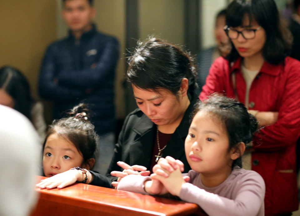 Người dân cầu nguyện trước Chúa trong dịp Giáng sinh tại Nhà thờ Cửa Bắc, Hà Nội. (Ảnh: Thành Đạt/TTXVN)