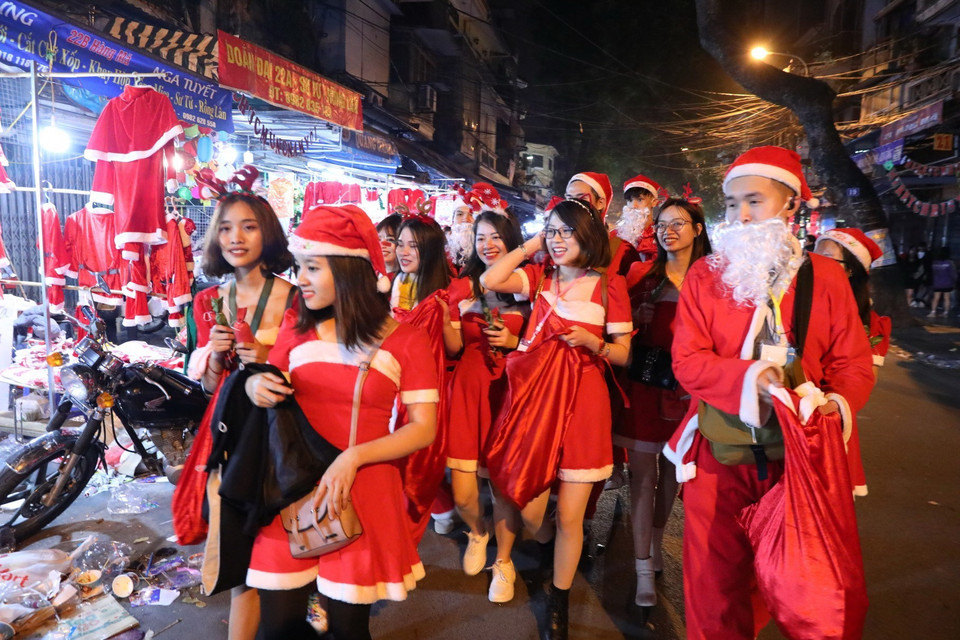 Không khí đón mừng Giáng sinh 2019 của các bạn trẻ tại Hà Nội. (Ảnh: Thành Đạt/TTXVN)