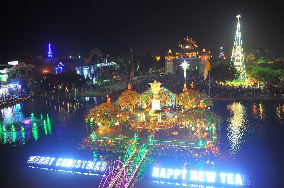 Người dân tập trung tại Nhà thờ đá Phát Diệm, huyện Kim Sơn. (Ảnh: Minh Đức/TTXVN)