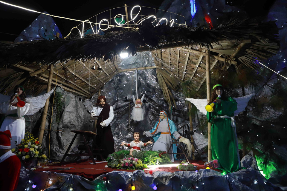 Tiểu cảnh Thiên Chúa giáng sinh tại nhà thờ giáo xứ Vĩnh Yên. (Ảnh: Hoàng Hùng/TTXVN)