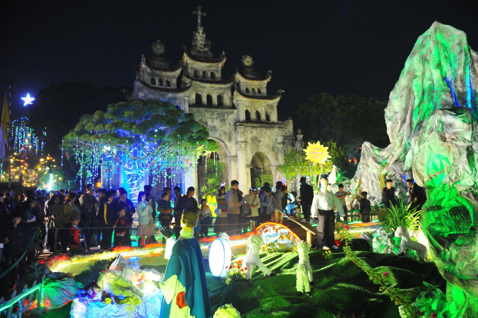 Người dân tập trung tại Nhà thờ đá Phát Diệm, huyện Kim Sơn. (Ảnh: Minh Đức/TTXVN)