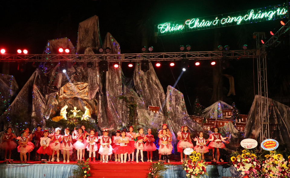 Chương trình nghệ thuật chào mừng Giáng sinh 2019 tại Nhà thờ Cốc Lếu, Lào Cai. (Ảnh: Quốc Khánh/TTXVN)
