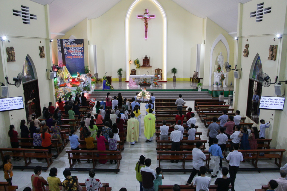 Người dân đón Giáng sinh tại nhà thờ Vị Tín, phường 4, thành phố Vị Thanh. (Ảnh: Hồng Thái/TTXVN)