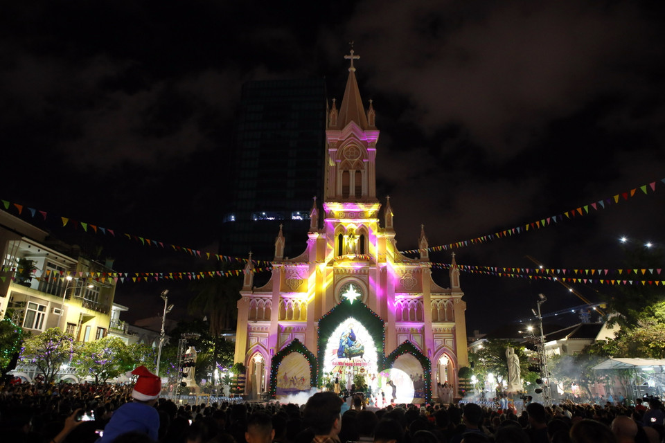 Tòa Giám mục Đà Nẵng lung linh trong đêm Giáng sinh năm 2019. (Ảnh: Trần Lê Lâm/TTXVN)