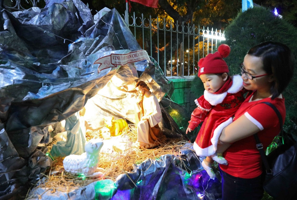 Các em nhỏ được bố mẹ đưa tới Nhà thờ Chính tòa Quy Nhơn để đón Giáng sinh. (Ảnh: Thanh Tùng/TTXVN)