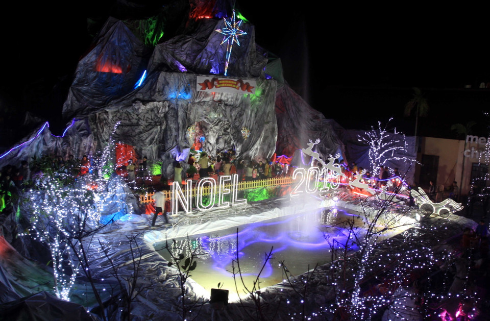 Quang cảnh đêm Giáng sinh tại giáo xứ Đông A, xã Vũ Tiến, huyện Vũ Thư. (Ảnh: Thế Duyệt/TTXVN)