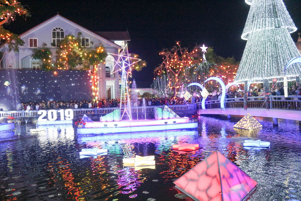 Khung cảnh lung linh đầy sắc màu ở giáo xứ Nghi Lộc. (Ảnh: Nguyễn Oanh/TTXVN)