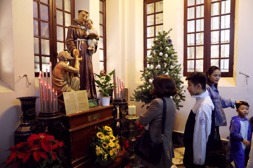 Người dân cầu nguyện trước Chúa trong dịp Giáng sinh tại Nhà thờ Hàm Long, Hà Nội. (Ảnh: Thành Đạt/TTXVN)