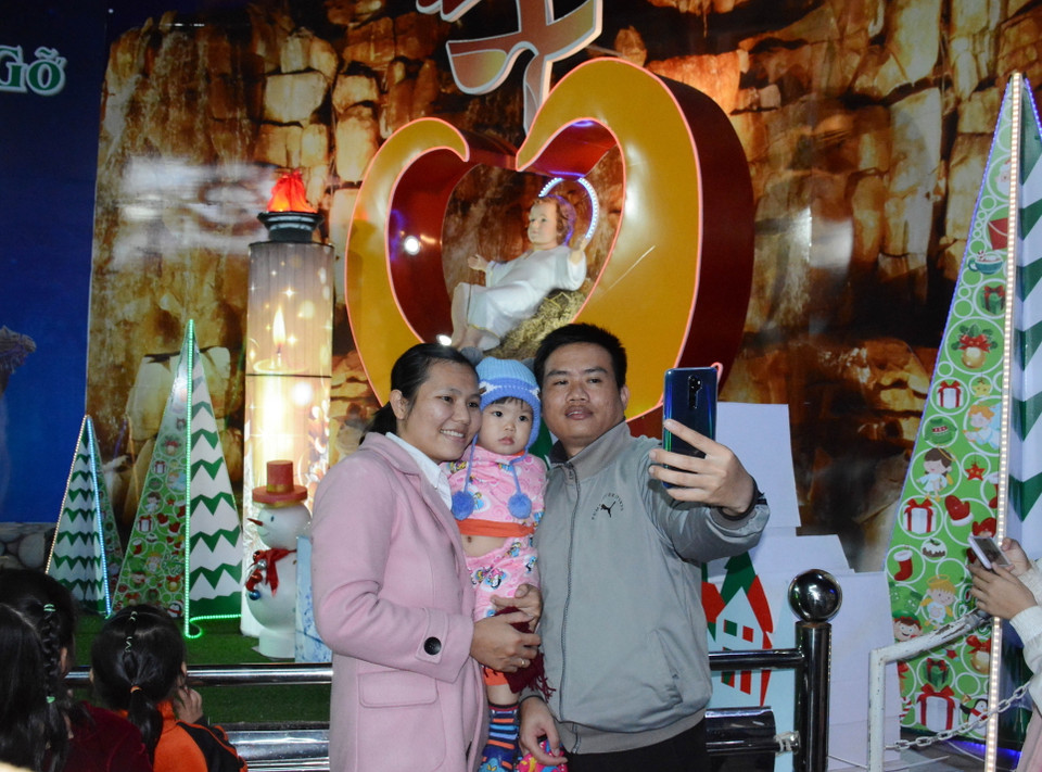 Người dân chụp ảnh lưu niệm tại Nhà thờ Thánh Tâm, thành phố Buôn Ma Thuột, Đắk Lắk. (Ảnh: Tuấn Anh/TTXVN)