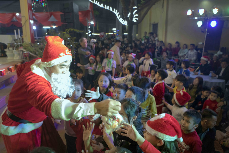 Ông già Noel trao quà cho thiếu nhi tại nhà thờ giáo xứ Vĩnh Yên. (Ảnh: Hoàng Hùng/TTXVN)