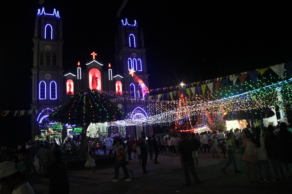 Người dân vui chơi lễ Giáng sinh tại nhà thờ Phú Văn, xã Phú Văn, huyện Bù Gia Mập, Bình Phước. (Ảnh: K GỬIH/TTXVN)