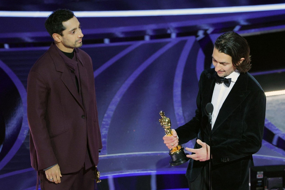 Diễn viên Aneil Karia và Riz Ahmed nhận giải Phim live-action ngắn hay nhất với bộ phim "The Long Goodbye". (Ảnh: Reuters/TTXVN)