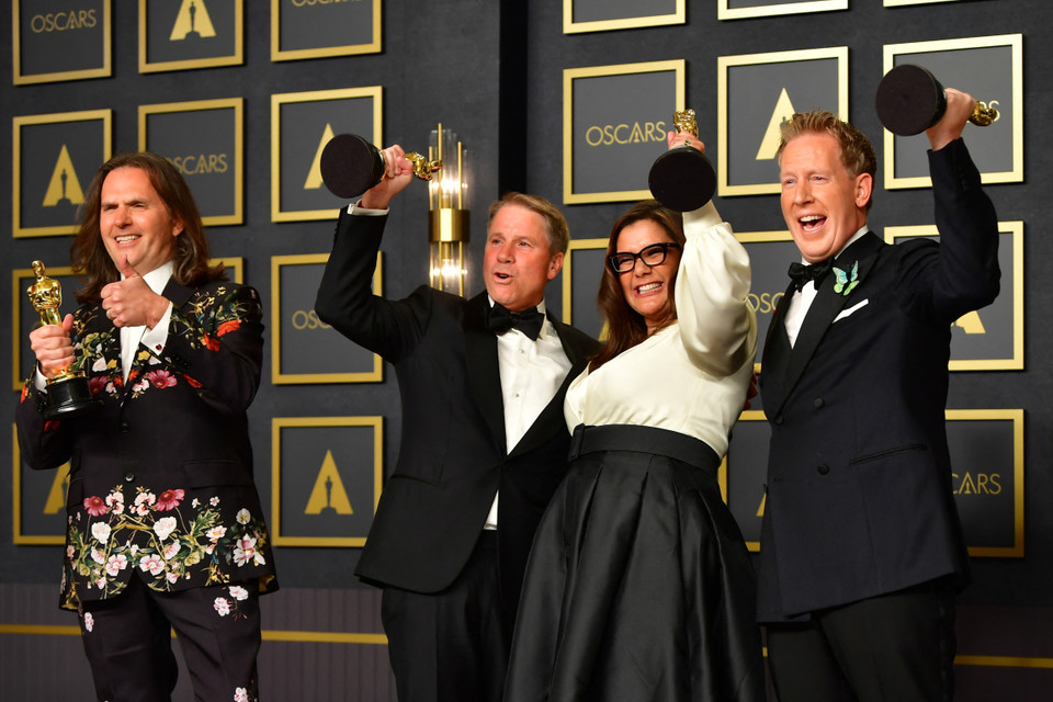 Đoàn làm phim ''Encanto'' nhận giải ''Phim hoạt hình xuất sắc'' tại lễ trao giải Oscar lần thứ 94 ngày 27/3 (giờ địa phương). (Ảnh: AFP/TTXVN)