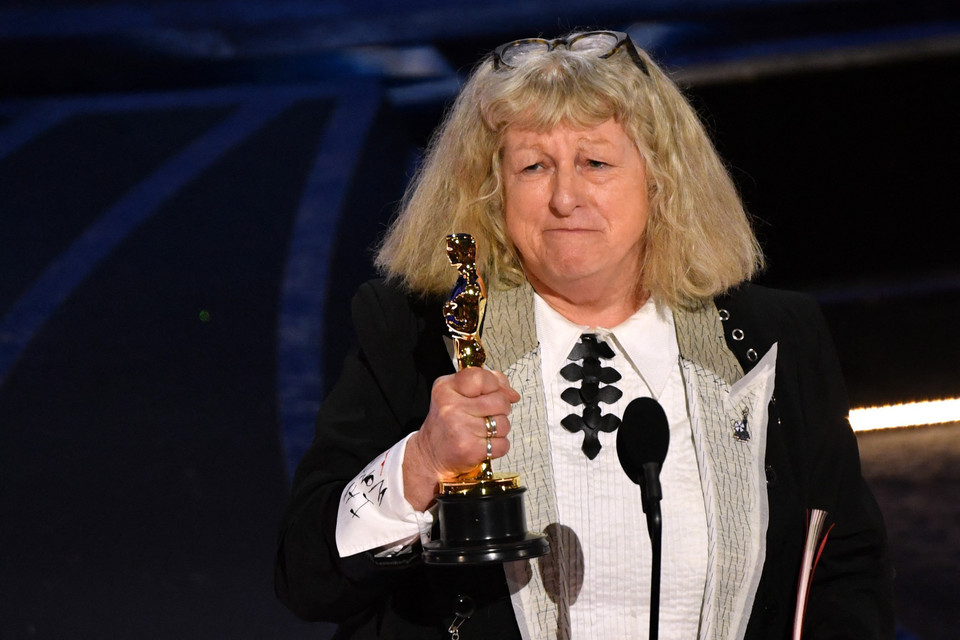 Nhà thiết kế Jenny Beavan của bộ phim ''Cruella'' được vinh danh trong hạng mục ''Thiết kế trang phục xuất sắc nhất''. (Ảnh: AFP/TTXVN)
