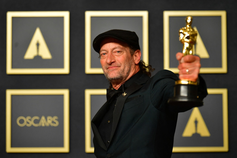 Troy Kotsur là nam diễn viên khiếm thính đầu tiên được trao tượng vàng Oscar danh giá. (Ảnh: AFP/TTXVN)