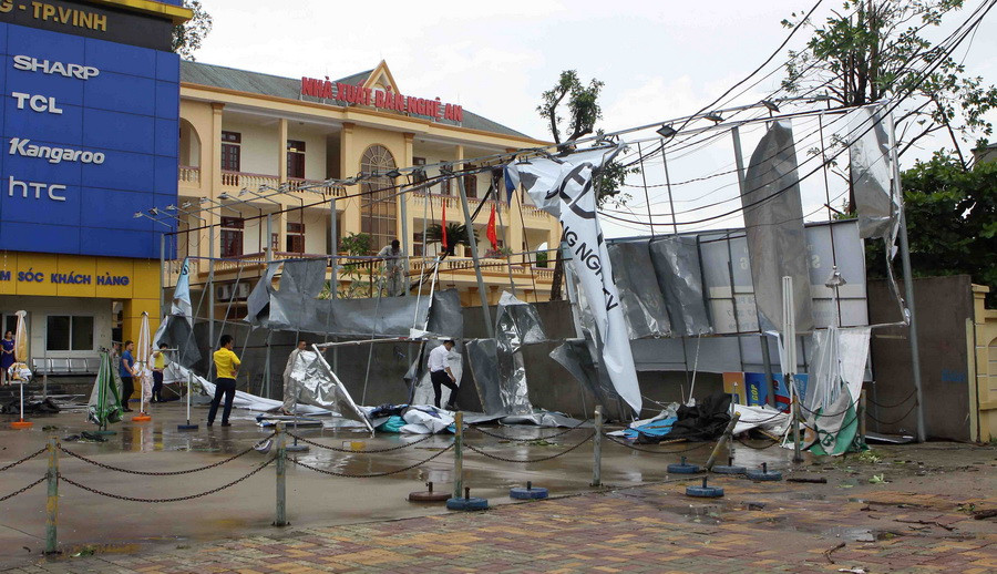 Nhiều biển quảng cáo, pano tấm lớn đã không còn nguyên vẹn. (Ảnh: Thanh Tùng/TTXVN)