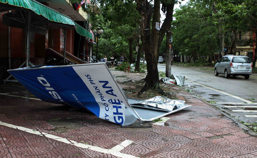 Nhiều biển quảng cáo, pano tấm lớn đã không còn nguyên vẹn. (Ảnh: Thanh Tùng/TTXVN)
