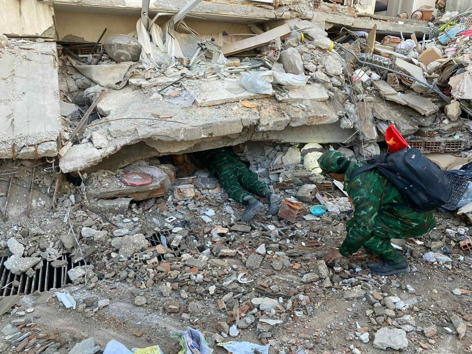 Lực lượng cứu hộ của Quân đội nhân dân Việt Nam tham gia tìm kiếm người tại tỉnh Hatay, Thổ Nhĩ Kỳ. (Ảnh: Văn Hiếu/TTXVN)