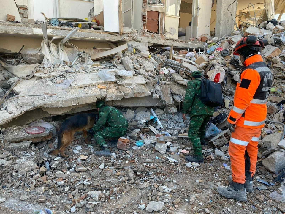 Đoàn cứu hộ cứu nạn của Quân đội nhân dân Việt Nam sử dụng chó nghiệp vụ tham gia tìm kiếm người tại tỉnh Hatay, Thổ Nhĩ Kỳ. (Ảnh: Văn Hiếu/TTXVN)