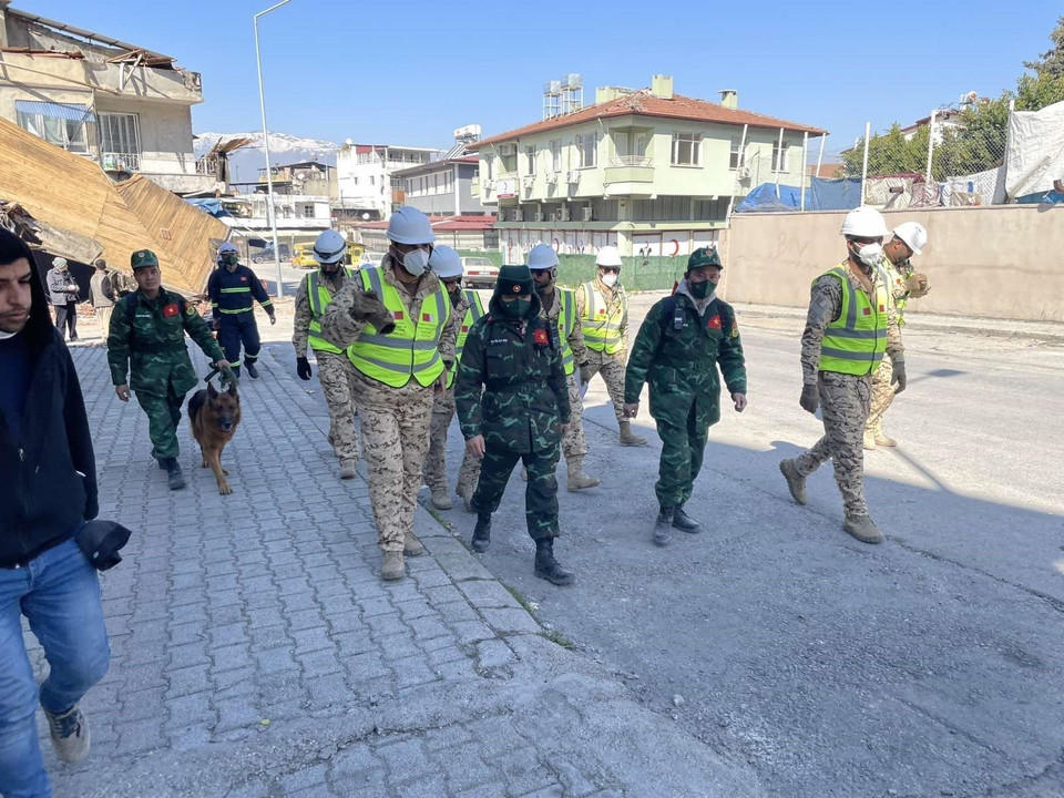 Đoàn cứu hộ cứu nạn của Quân đội nhân dân Việt Nam phối hợp cùng các lực lượng tham gia tìm kiếm người mất tích tại tỉnh Hatay, Thổ Nhĩ Kỳ. (Ảnh: Văn Hiếu/TTXVN)