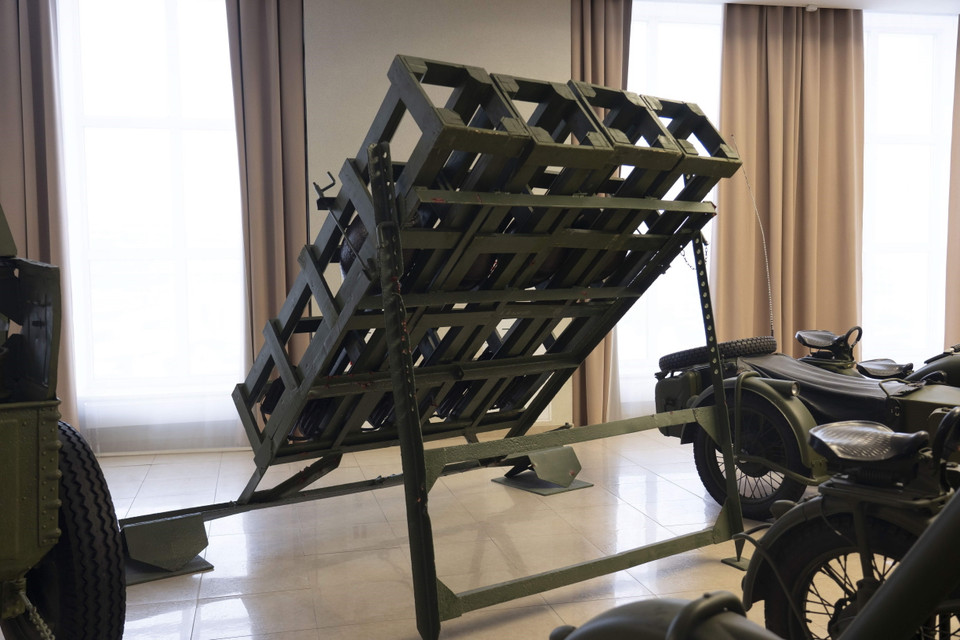 Dàn phóng pháo phản lực M-30 300mm rất đơn giản sản xuất năm 1942, tiền thân của các hệ thống rocket đa nòng danh tiếng Katyusa. (Ảnh: TTXVN)