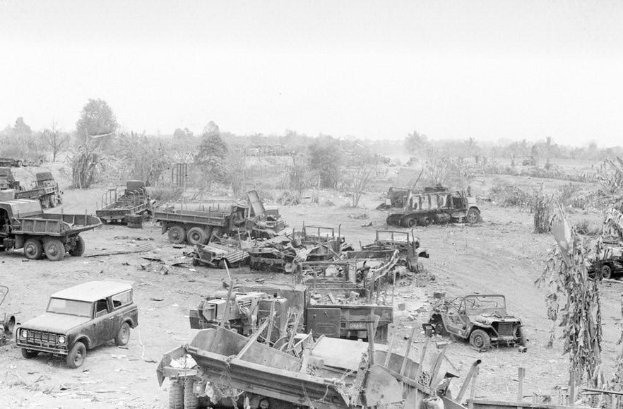 Hàng trăm xe quân sự của Quân đoàn 2 ngụy trên đường rút chạy khỏi Tây nguyên bị quân ta chặn đánh và phá hủy trên đường số 7 từ Cheo Reo đi Phú Bổn. Chỉ trong 12 ngày, hơn 12 vạn tên địch bị tiêu diệt và tan rã hoàn toàn. (Ảnh: Tư liệu TTXVN)