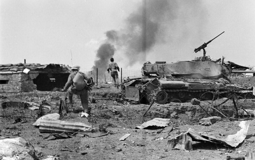 Nhiều phương tiện chiến tranh của địch ở Chi khu kiên cố Đức Lập rơi vào tay quân giải phóng. (Ảnh: Tư liệu TTXVN)