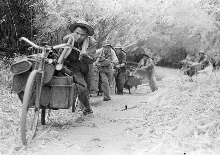 Bằng mọi phương tiện thô sơ và cơ giới, các chiến sỹ vận tải Tây Nguyên vận chuyển hàng ngàn tấn hàng hóa phục vụ chiến dịch. (Ảnh: Thanh Tụng/TTXVN)